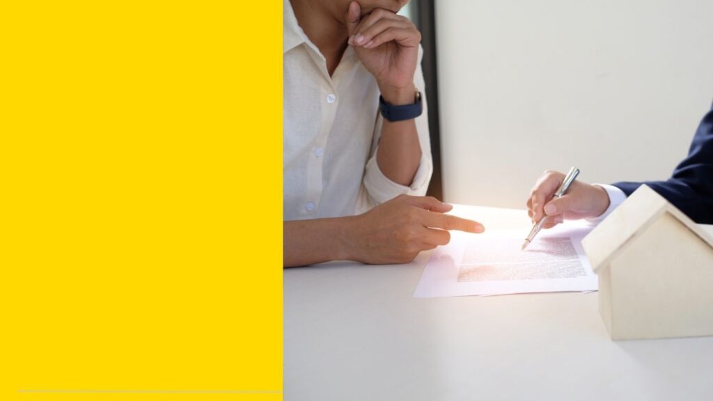 Un professionnel de LOST in Cloud donne des conseils sur la création d'un site Web médical/paramédical à un client