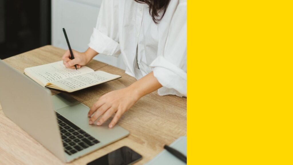 Vue d'une personne travaillant à la création d'un site Web prenant des notes sur ce qu'il faut modifier et ce qu'il ne faut pas modifier